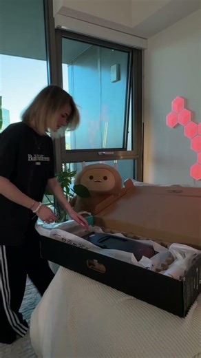 Unboxing the AW2725Q