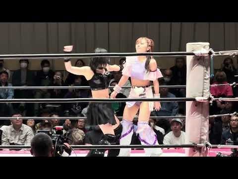 神嵜志音が走り込んできた小夏れんにドロップキックを放つもコーナーへの攻撃はキックで返される 東京女子プロレス「第6回“ふたりはプリンセス”Max Heartトーナメント」2026年2月14日