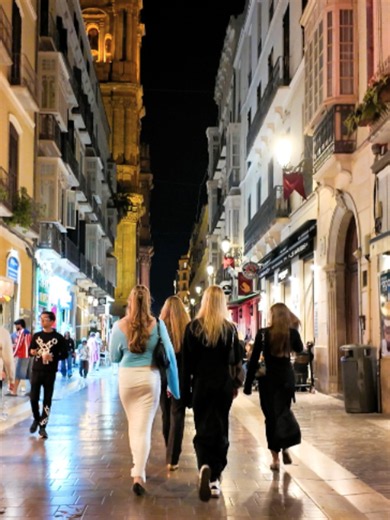 ✨ Night Glow & Tapas Atmosphere in Heart of Old Town Malaga 🇪🇸 Brillo nocturno y ambiente en el centro histórico de Málaga 📍 #TouristStreets #CityVibes #LifeInSpain #Vacation #Wanderlust #Europe #CityLife #UrbanWalk #costadelsolliving #nightlife #Malaga