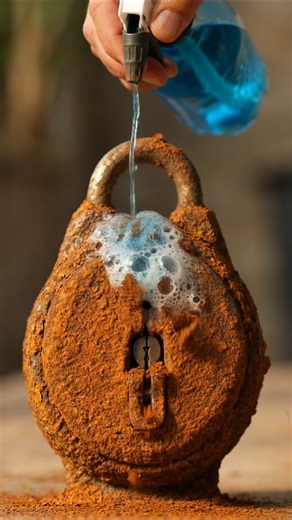 Satisfying Rust Removal Transformation – Restoring Old Rusty Lock to Shiny Perfection