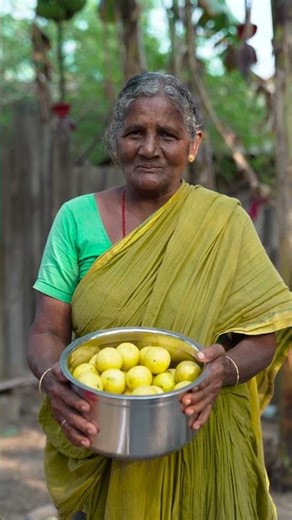 ఈ నిమ్మకాయలతో || పసుపు ఉప్పు వేసి || ఊరగాయ పెడదాం #viral #trending