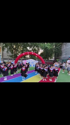 . HAPPY🎓再见了我的幼儿园，感谢老师的付出和陪伴，我会记住你给的温暖，再见了我的小伙伴，我会怀念快乐的每一天，让我们一起走向阳光的少年#幼儿园毕业季
