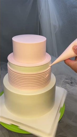 Cake training, cake frosting, three-tiered retro style!