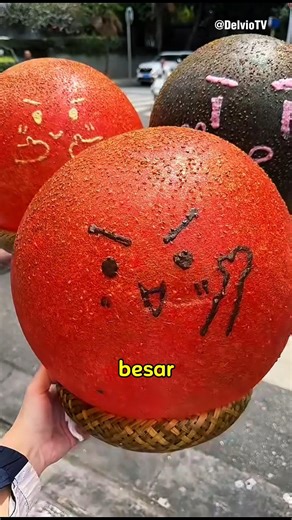 Jangan Kaget! Onde-Onde Raksasa Ini Mengembang Kayak Ikan Buntal 😱