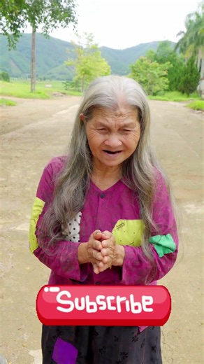 How a Mother Endured Incredible Hardship to Save Her Baby from a Pack of Predatory Fish 🐊 💔#homeless