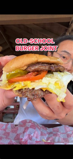 Trying an old-school burger joint in Waxahachie, Texas 🤠 Oma's Jiffy Burger 📍403 Water St, Waxahachie, TX 75165 #pov #solo #vlog #oldschool #burger