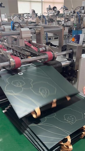 Full automatic paper bag making machine,it can achieve automatically paste the card,thread the ribbon and form the paper bag.#ribbonpastingmachine #paperbagmachine #paperbagmakingmachine #paperbagfactory #equipmentmanufacturer