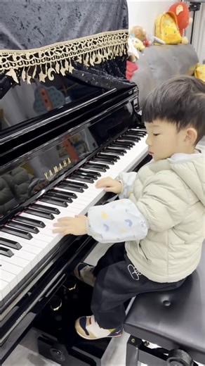 3 years 5 months toddler playing the piano, Rush E
