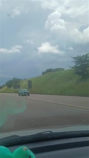 🚦 TRAFFIC ALERT | N1 KRANSKOP TOLL GATE 🚦 Heavy traffic is reported on the N1 heading to Gauteng as festive season holidays wind down. Vehicle flow at all three toll plazas from Polokwane to Pretoria is over 1,000 vehicles per hour. The convoy stretches up to 3km towards the Kranskop Toll Gate. Motorists are urged to drive cautiously and remain patient. 📌 PUMULANI PLAZA ▪ NORTH: 755 vehicles/hr ▪ SOUTH: 1,867 vehicles/hr 📌 CAROUSEL PLAZA ▪ NORTH: 590 vehicles/hr ▪ SOUTH: 1,771 vehicles/hr #L