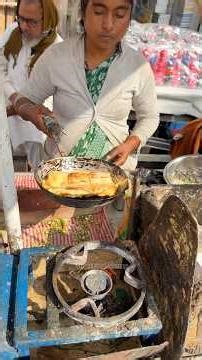 Pregnant Indian Lady Sells Affordable Omelette Sandwich