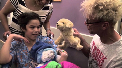 Magician uses magic to make kids smile