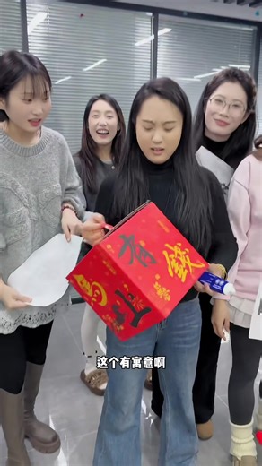 Toothpaste SQUEEZE Challenge – Win by Distance 😆 DESCRIPTION Play the toothpaste squeeze office challenge, where the farther you squeeze, the bigger the reward in this hilarious LaughLab Office game! Watch coworkers cheer, panic, and burst out laughing as the toothpaste flies across the table. Comment on how far you think you could squeeze and share this funny office game with friends. Subscribe to LaughLab Office for daily office games and mood-boosting videos. 😂 TAGS office games, funny offi