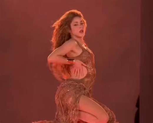 SHOW HISTÓRICO! Shakira deve reunir cerca de 2 MILHÕES de pessoas hoje em Copacabana no “Todo Mundo no Rio”!💰 Impacto estimado: R$ 800 milhões na economia✈️ Público: 278 mil turistas nacionais + 32 mil internacionais + 1,7 milhão de cariocas! Via Riotur