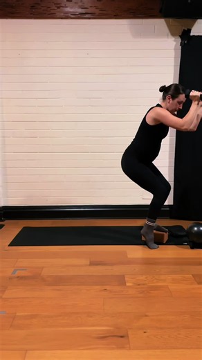 Medium weights one foot on a block = a whole new level of 🔥 The unstable setup forces you to slow it down, find your balance, and actually control every rep. Add the weights and suddenly this “Pilates flow” is feeling a LOT like strength training. 👀 Save this one for your next workout & try it with me. Controlled > rushed. Always. #pilatesstrength #pilatesworkout #pilatesgirl #strengthpilates #pilatesflow