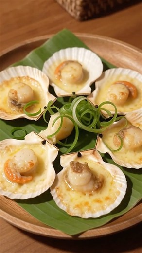 Serving you the cheesy baked scallops #bakedscallop #scallops #
