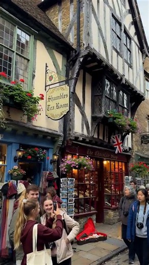 York, England 🇬🇧🏰 A Magical Historic Street Full of People! ✨ #london #travel #uktravel #uk