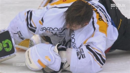 ½ finale, acte I, Genève Servette – Lugano (0-1) : le gardien de Lugano Elvis Merzlikins sort de manière spectaculaire et doit être remplacé après un choc avec un joueur genevois - Hockey - Play RTS