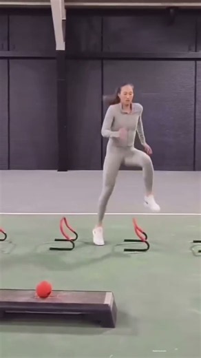 Qinwen Zheng warm up routine #qinwenzheng #tennis #betterbodies #tennisworkout