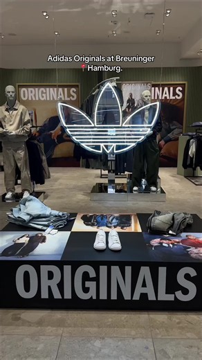 The latest adidas Originals collection brings together casual essentials, iconic footwear and effortless everyday style. Find your favorites at Breuninger. #Breuninger #BreuningerMoments #adidas #adidasoriginals