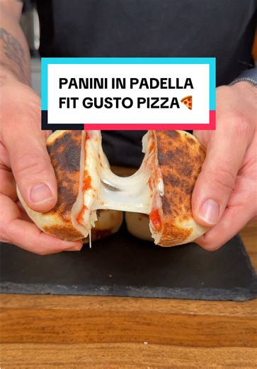 Panini Gusto Pizza in Padella🍕 🛒Ingredienti per 8 🥯Base: 370gr farina 00 / 370gr yogurt greco / 2gr sale / 10ml olio evo / 8gr lievito istantaneo 🍕Farcitura: 400gr passata di pomodoro / 1gr sale / origano / mezzo cucchiaino di bicarbonato / 240gr mozzarella o sottiletta proteica 🚨Olio EVO 100% Spray per cotture light lo prendo su Prozis👉 codice affiliato ALANVALCA 10% sconto omaggi❤️‍🩹 #aff ADV 👉Procedimento: mischia gli ingredienti per la base con un cucchiaio (setaccia il lievito) e po