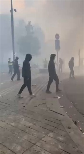 Defence News Of INDIA on X: "🇫🇷 FRANCE is Burning right now ▪️The situation in France is spiralling out of control, with protesters now trying to storm into the Presidential Palace in Paris. ▪️ 400+ people arrested till now. ▪️ Rolex and Louis Vuitton stores looted in France. ▪️protester broke everything" / X