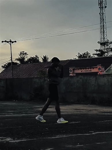 Boxing Techniques: Shadowboxing and Footwork