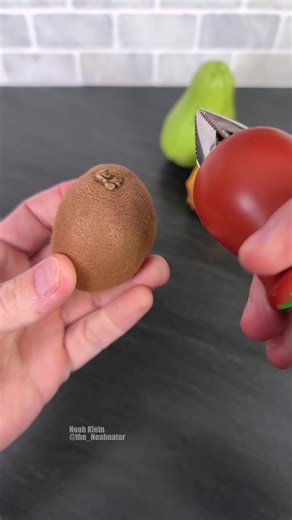 Kiwi vs Huller: Satisfying Kitchen Moments