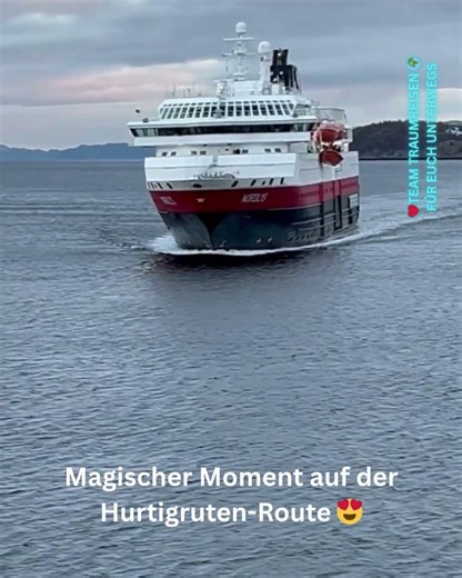 🚢 Wenn sich zwei Hurtigruten-Schiffe begegnen… pure Magie! ✨