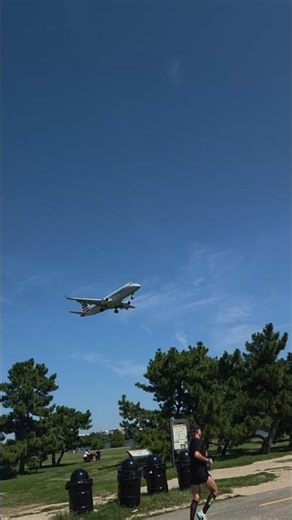 Insanely Low Approach! American Eagle E175 Passing Overhead 😱