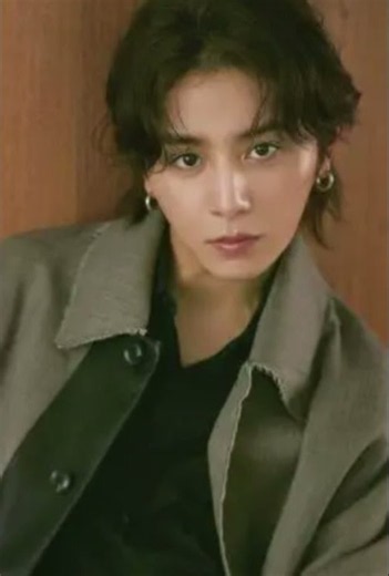 VOCEの山田涼介クンまじ国宝級美男子すぎて直視できん🥺✨サイレントでモダンな表情とか天才すぎ！今回の陰影メイク、特に涙袋の立体感がガチで神クオリティだし尊み強め❤️全人類絶対チェックしてほしい🙌