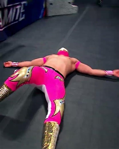 THAT'S GOTTA HURT! #MascaraDorada vs #RoderickStrong