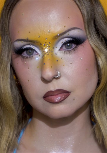 @Zara Larsson x @sophia sinot part II ✨💛🌞 @Lancôme teint idole @Hourglass Cosmetics vanish airbrush concealer @rimmellondon turbocharged glow @Haus Labs contour stick CARMELA palette @Glitch Beauty prolog palette faux-cils demi gloss chatroom strass kit @Kaleidos Makeup mini palette @Fenty Beauty highlighter @maccosmetics crayons lèvres @L.A. Girl Cosmetics rouge à lèvres (Produits offerts) #makeup #maquillage #beauty #makeupartist #fullface