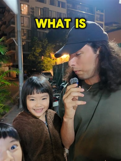 I gave 10,000 Vietnamese dong for each question to Chom Chom, one of the sweetest kids I met in Vietnam 🇻🇳❤️ Her favorite food is bánh mì 🥖 Her favorite song is Baby Shark 🦈 (which honestly made my day 😄) She taught me how to say “Hello” in Vietnamese — Xin chào 👋 When I asked her favorite thing about Vietnam, she simply said: 👉 Drinking water 💧 Sometimes the most innocent answers are the most beautiful. 🇻🇳 Things to do in Vietnam: • Try a fresh bánh mì from a local vendor 🥖 • Learn s