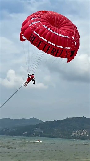 Parachute Guy Not Using Safety Guards While Flying #shorts #plane