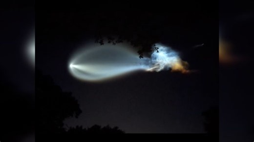 Una “medusa” luminosa ilumina el cielo de Florida tras el lanzamiento de un cohete de SpaceX
