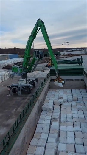 Sennebogen 870 ( Green Hybrid System ) Watching the Performance of this Material Handler#shortvideo