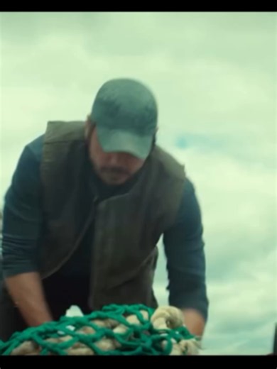 Bajo la superficie (Below) When the remote Newfoundland town of Snook's Arm is terrorized by a mysterious sea creature, a hard-bitten fisherman must fight to protect his family, his community, and his vanishing way of life. #netflix #movie #peliculas #movierecommendation #bajolasuperficie #below