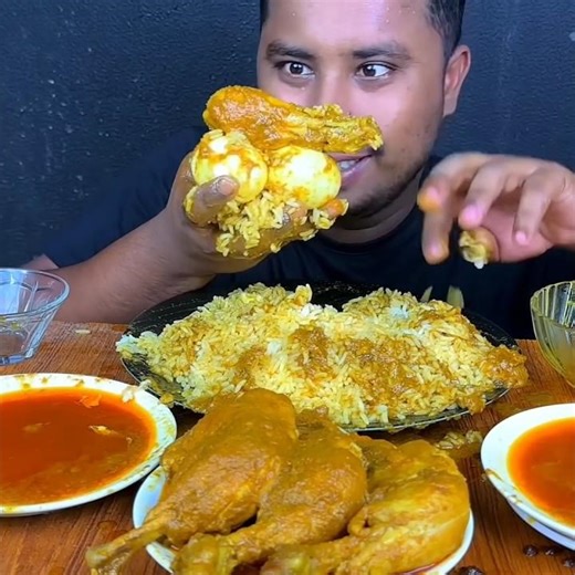 ASMR: EATING SPICY CHICKEN🍗 CURRY & EGG🥚 CURRY WITH RICE🍚 || #shorts #mukbangn #asmreating #asmr