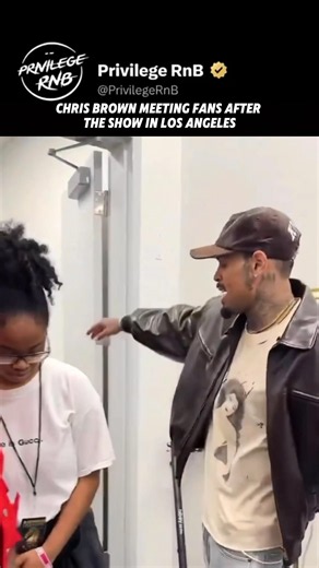 Chris Brown meeting fans after the show in Los Ángeles