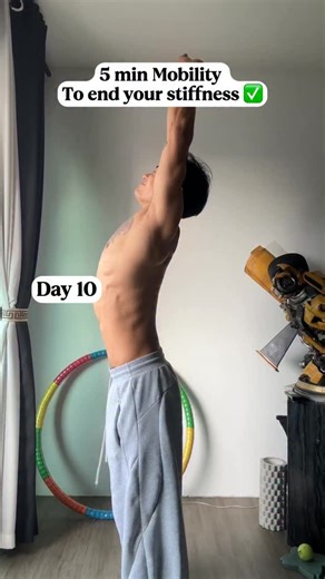 Good morning it’s day 10! Keep up the good work🔥 Today we did 3 breathing mobility drills: 1️⃣Just the arms 2️⃣Add folding of upper body and bending knees 3️⃣visualising “Qi” flowing through your body as you use your hands to guide it. ✅10 times each drill Today we add in the element of deep breathing, oxygen flow is crucial in managing mood and emotions so practice daily to not just look better but also feel better. All great things are build from scratch, don’t underestimate 5 mins every morn