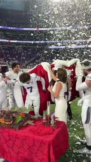 Vikings Defense gets Santa Suits from Netflix after Win on Christmas 🎅