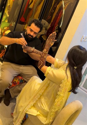Free Mehndi kon lagwaye ga | 💛🌿 #hassanmehndiexpert #mehndi #1