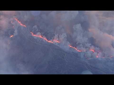 Firefighters battle 843-acre blaze near Santa Clarita