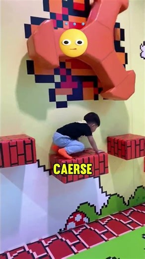 ¡El niño está en el circuito de obstáculos de Super Mario! 🏃‍♂️🎮