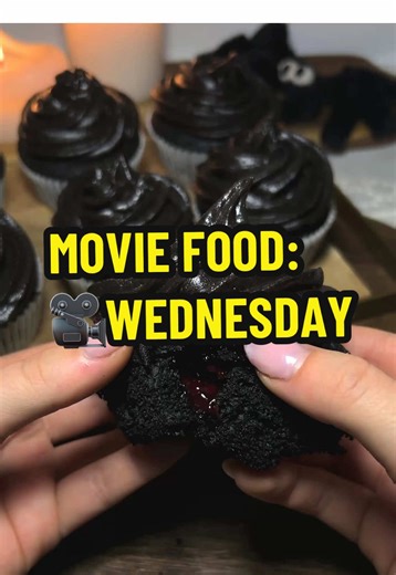Ihr seid Serien- und Film-Fans? Dann werdet ihr unsere Movie Food-Reihe lieben!😍 Heute: Das perfekte Dinner für einen Serien-Abend mit Wednesday!🖤 P. S.: Selbst wenn ihr eine andere Serie bevorzugt- die schwarzen Pasta mit Meatballs und die gefüllten Cupcakes sind auch so ein Hingucker! 🤩 #moviefood #netflixandchill #wednesday #rezeptinspo #edeka