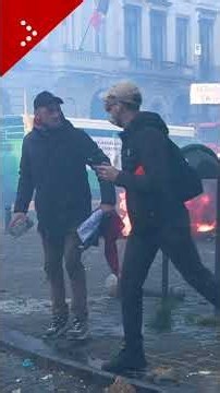 Guerriglia a Bruxelles, poliziotti caricati da un trattore davanti al parlamento europeo