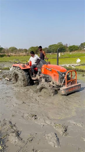 Kubota 4wd tractor working in mud #shorts #trending #tractor