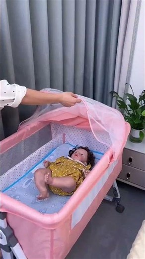 With this foldable crib, the baby feels more relaxed!