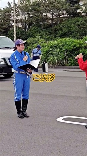あいさつする女性白バイ隊員と交通安全大使・平嶋夏海さん👮‍♀️🚨、【セーフティ★ライドフェス2026 七里ヶ浜海岸駐車場（神奈川県鎌倉市）】