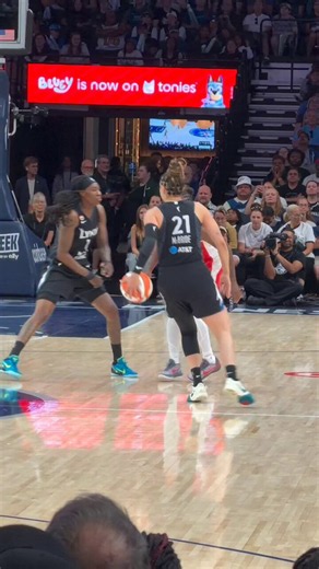 Olivia Miles is COOKING for the @minnesotalynx 🔥The rookie leads all scorers with 24 points to go along with 6 assists… Minnesota leads by 10 with under 3 minutes remaining on CBS!